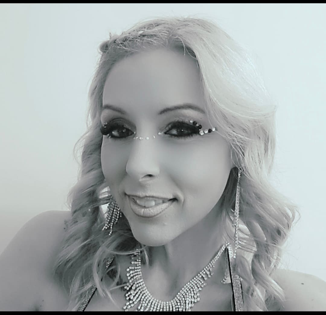 LENA, 35 — massage therapist in Tameside