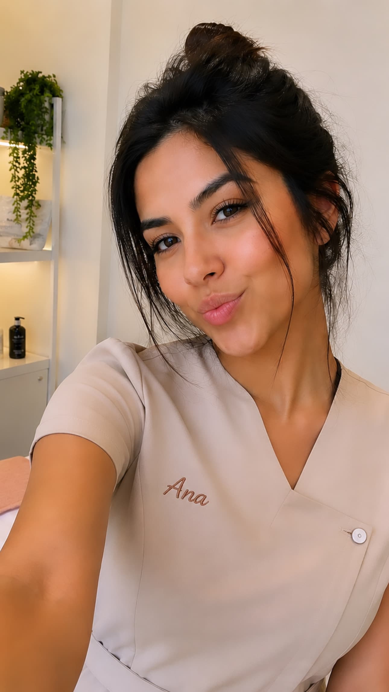 Ana, 23