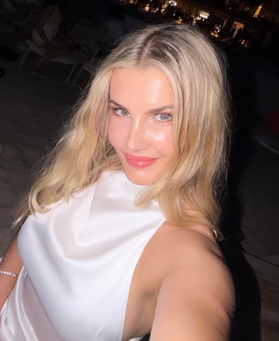 Angie, 28 — massage therapist in London